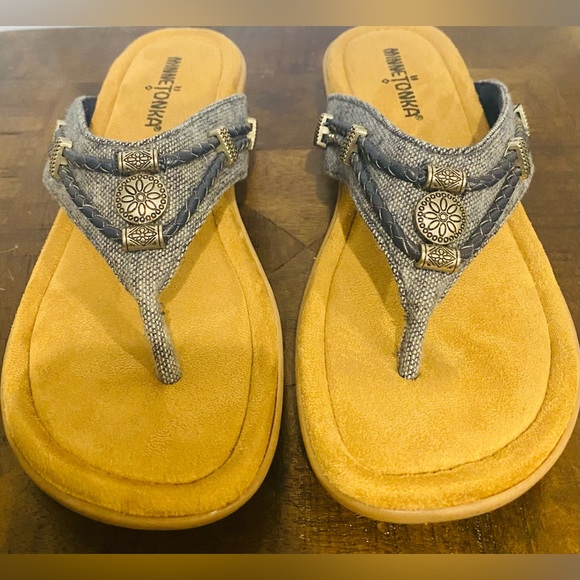 Minnetonka Silverthorne Thong Sandals Slip On Leather Jeweled Padded Foot Blue 7 - Picture 1 of 11